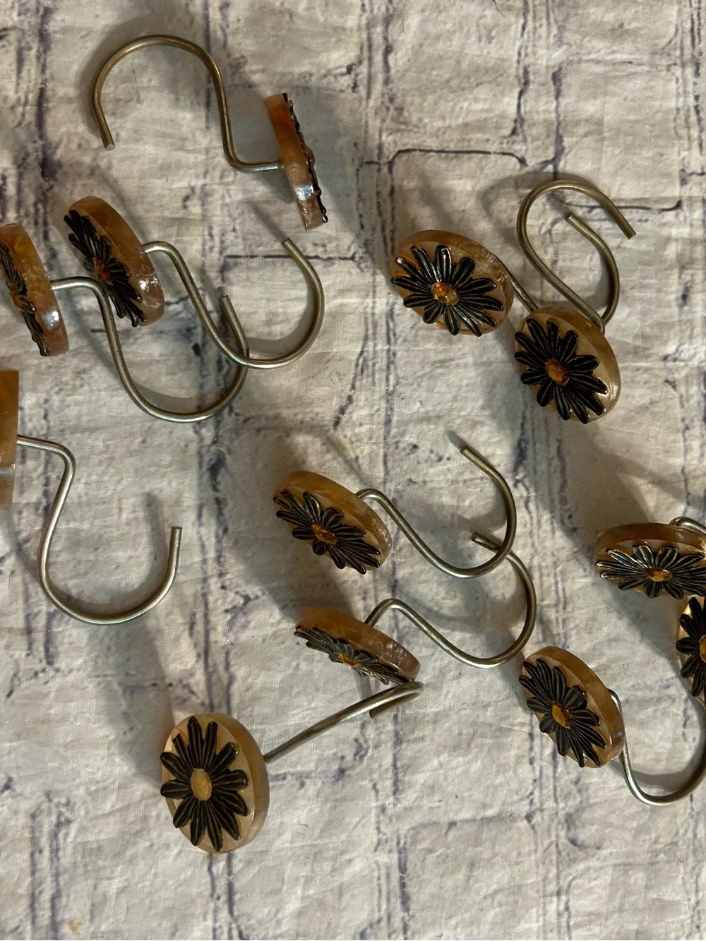 VINTAGE DAISY RUSTIC BRONZE DESIGN CENTER YELLOW GEM CURTAIN HOOKS (12)